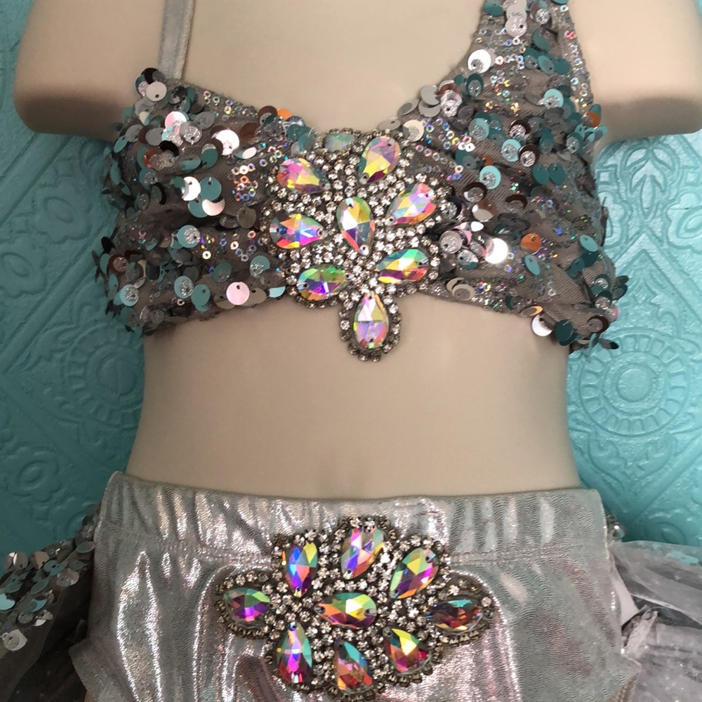 Stunning girls 2 piece dance costume - Picture 2 of 4